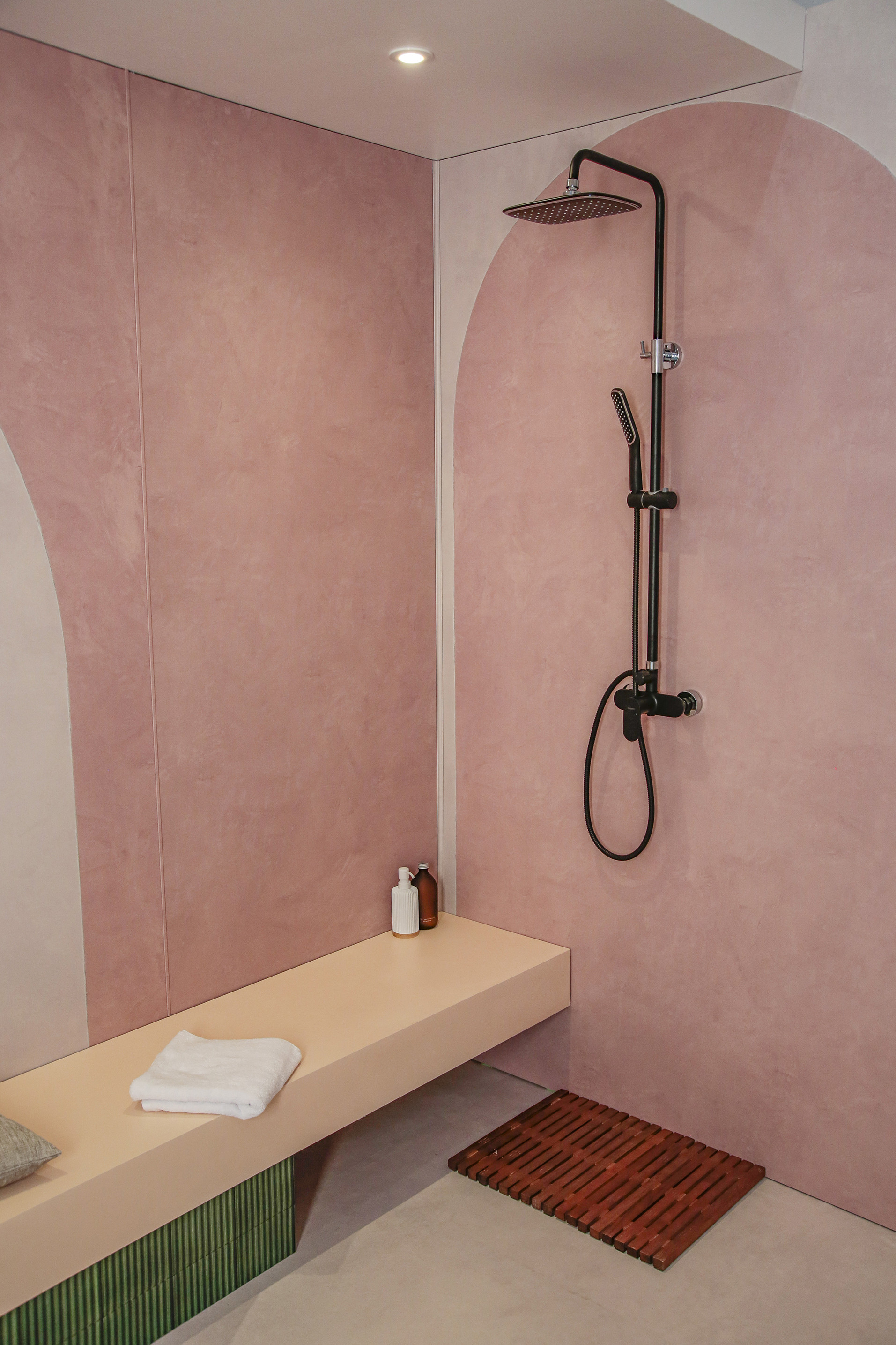 Panneau mural douche Décofast signature margaux keller va Arche Tadelakt Cuir design et étanche